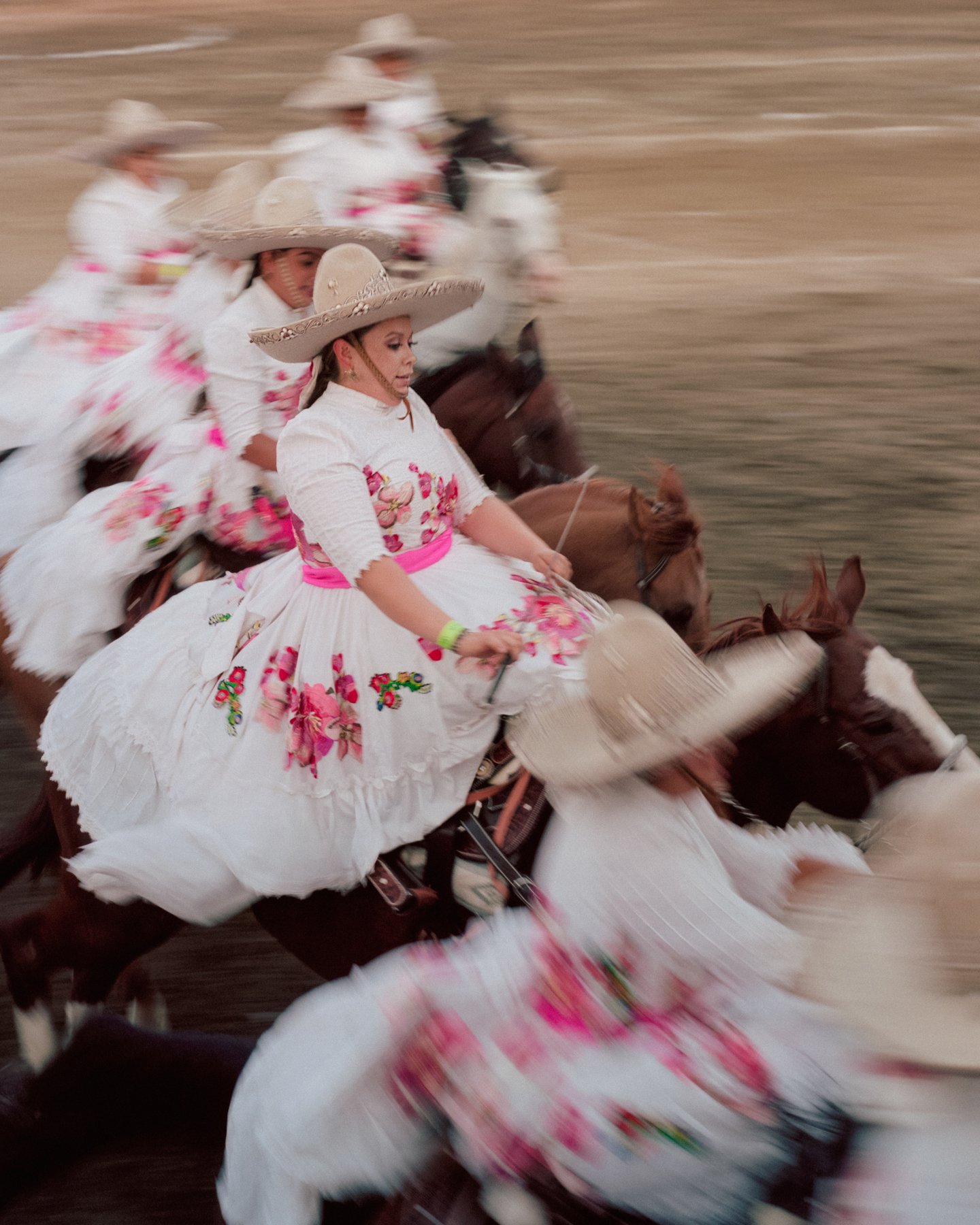 Carlos Jaramillo documenta los personajes y la atmósfera de una charrería tradicional mexicana